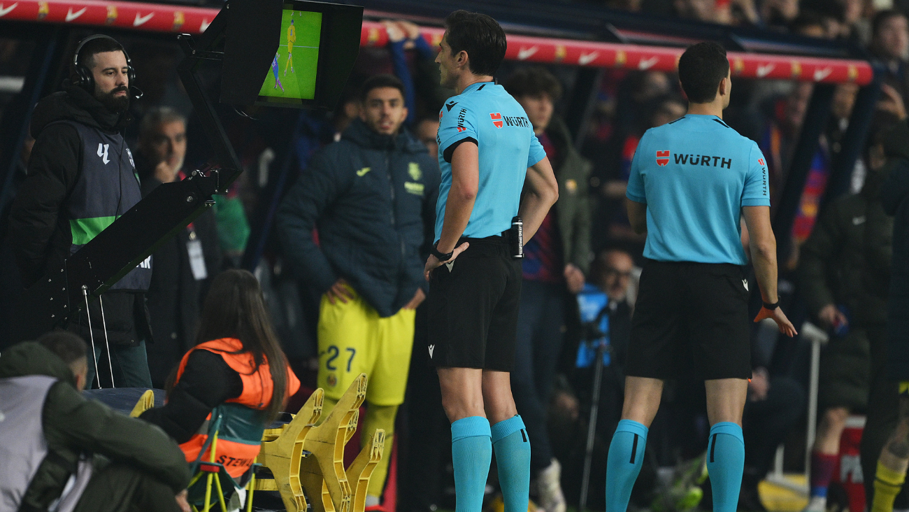 Munuera Montero revisando el VAR en el duelo entre el FC Barcelona y el Villarreal CF