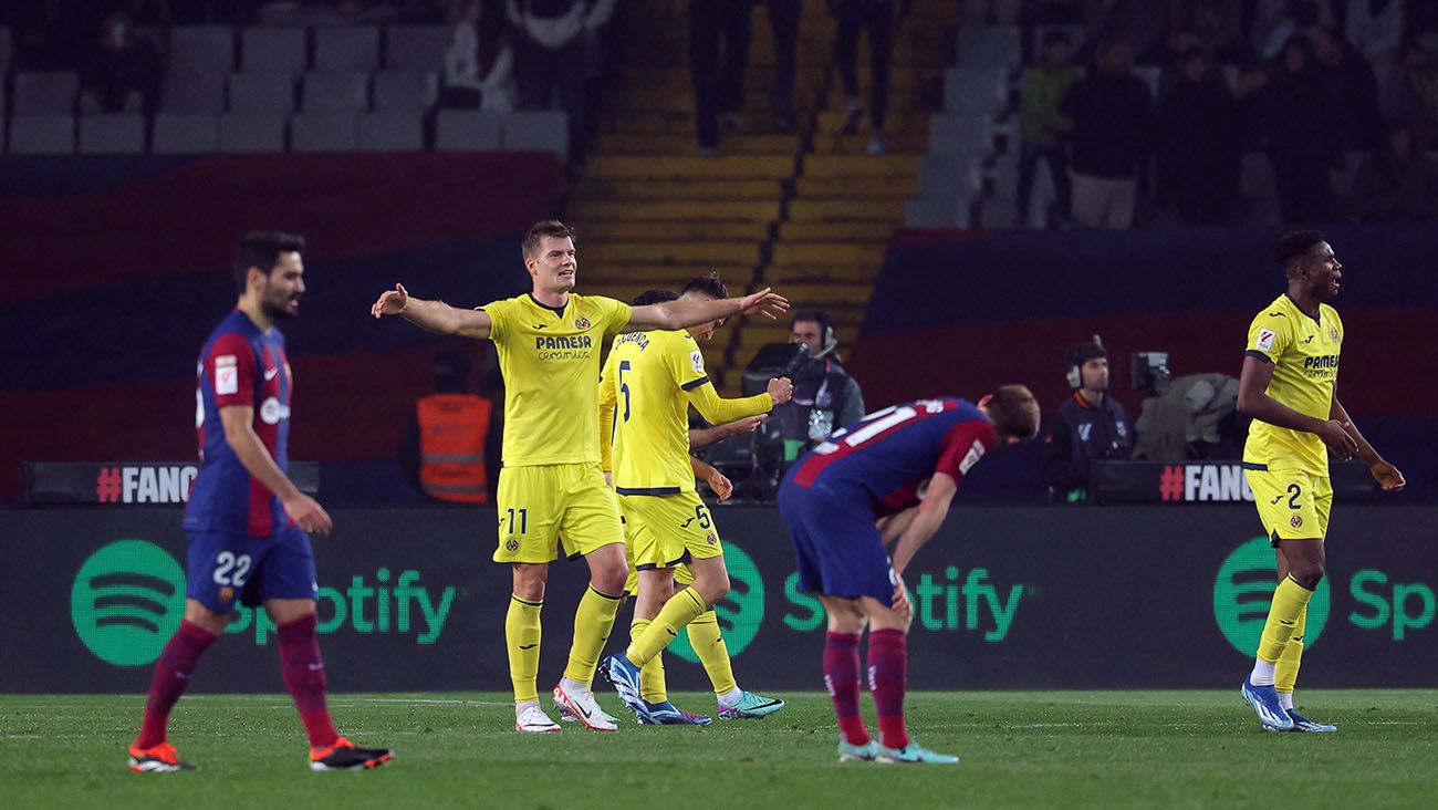 Gündogan and De Jong complain after a Villarreal goal (3-5)