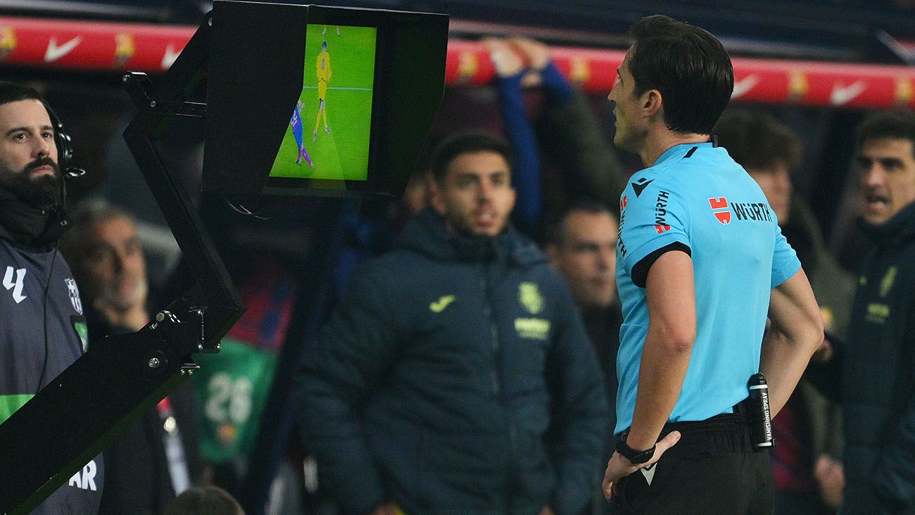 Munuera Montero reviewing the penalty action in Barça-Villarrel