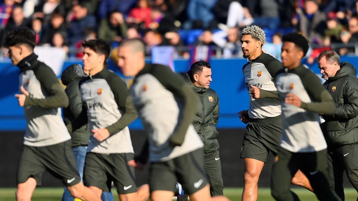 Xavi Hernández con los jugadores del FC Barcelona durante un entrenamiento