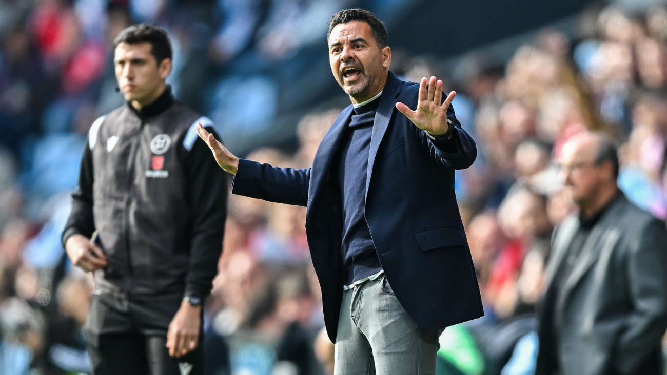 Míchel Sánchez dando una indicación técnica en el duelo entre el Celta de Vigo y el Girona FC en LaLiga