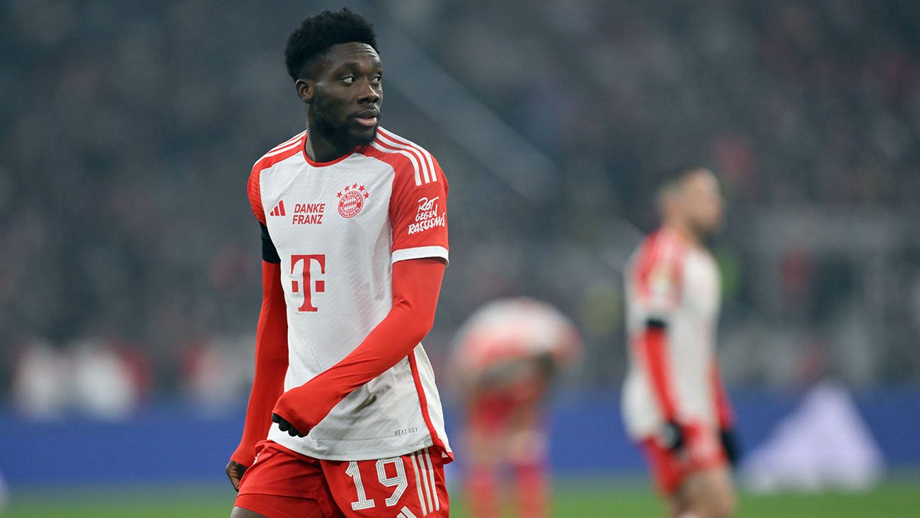 Alphonso Davies en un partido con el Bayern Múnich