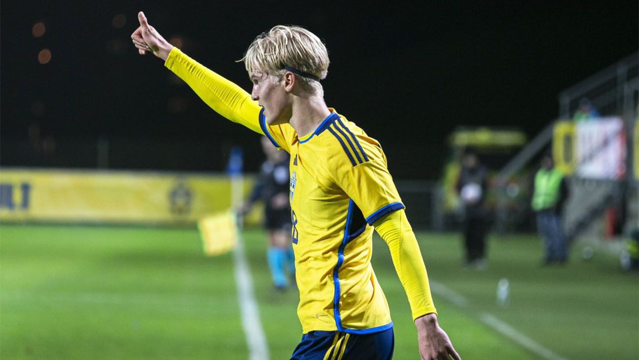 Lucas Bergvall durante un partido con la Sub-17 sueca