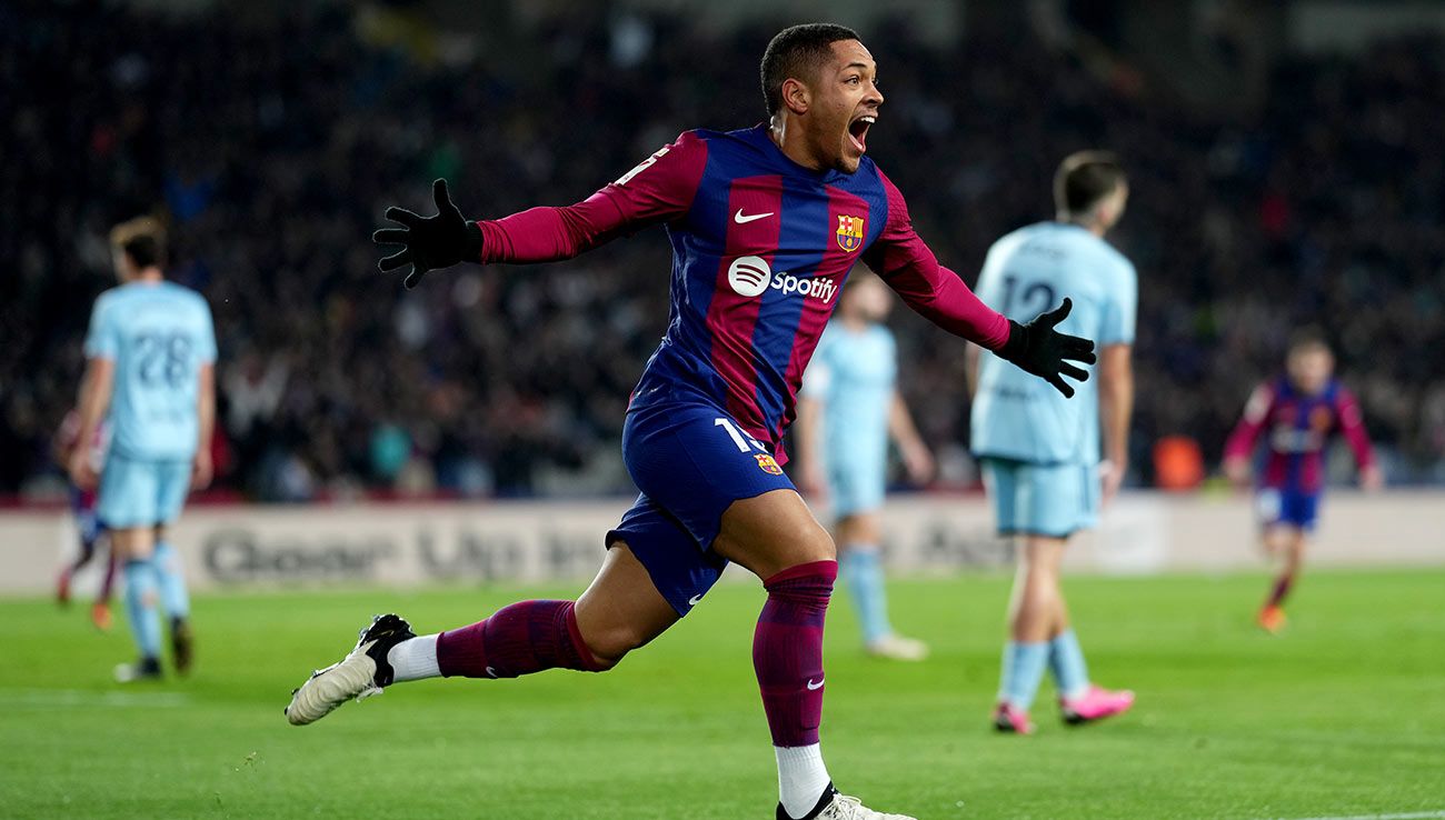 Vitor Roque celebrando su primer gol con el Barça