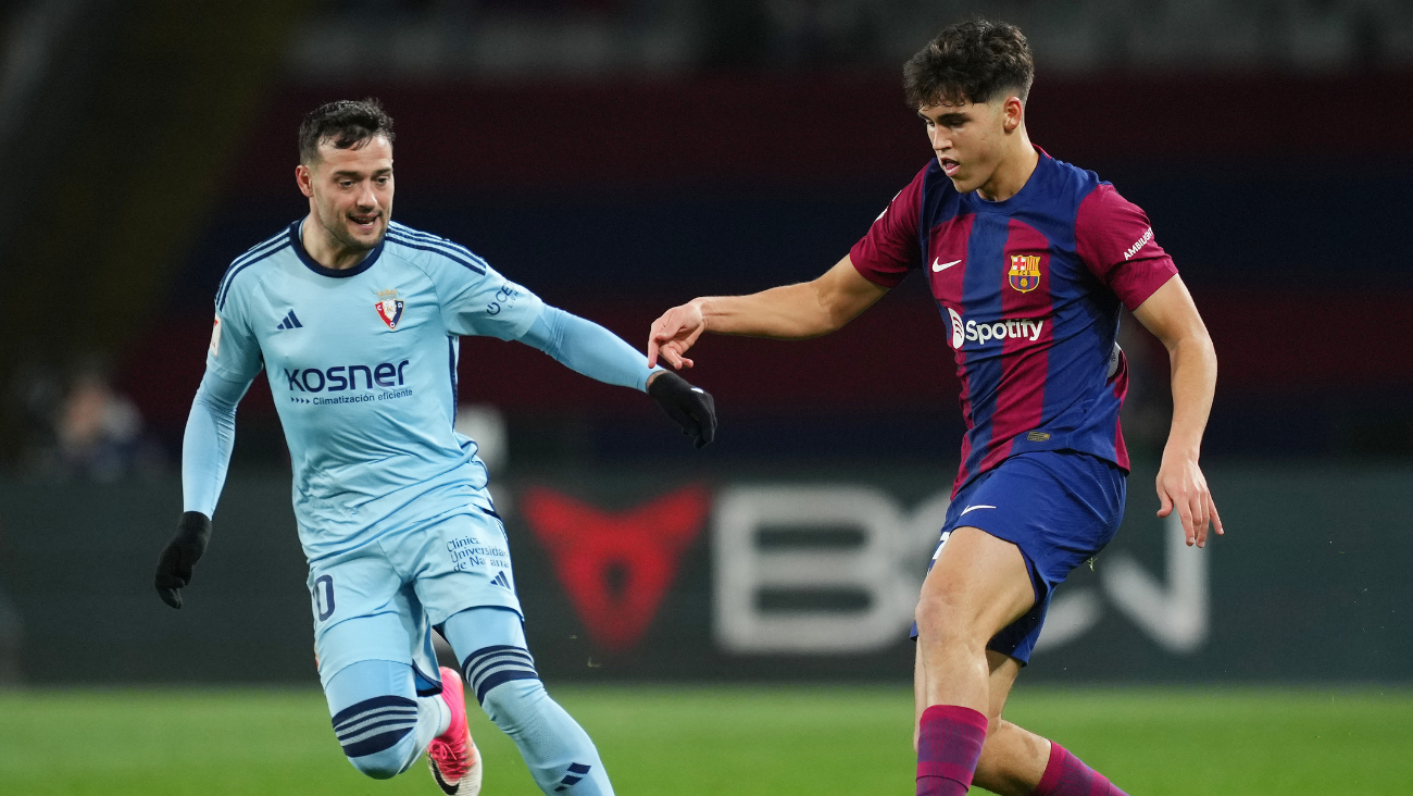 Pau Cubarsí en un duelo contra José Arnaiz en el partido entre el Barça y el Osasuna en LaLiga