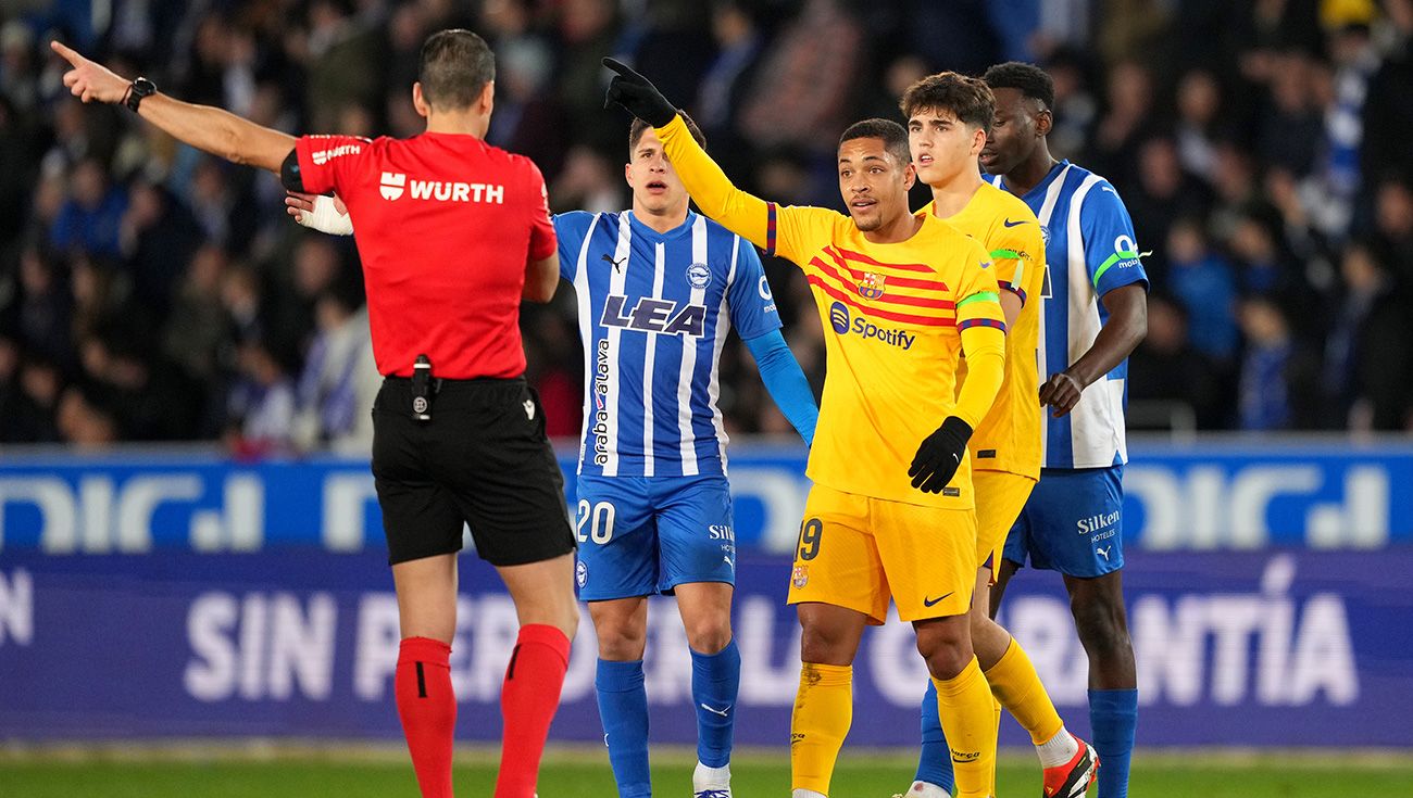 Vitor Roque siendo expulsado ante el Alavés