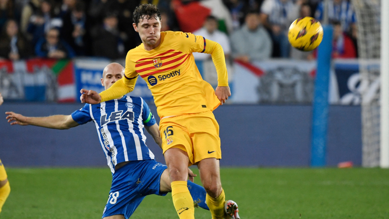 Andreas Christensen en un cruce contra Jon Guridi en el duelo entre el Alavés y el FC Barcelona en LaLiga