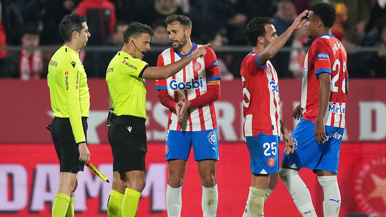 Girona players protest referee Jesús Gil Manzano