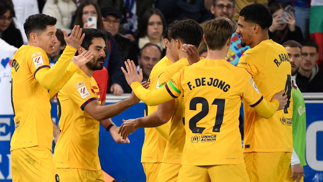Jugadores del FC Barcelona festejan el gol de Gündogan ante el Alavés