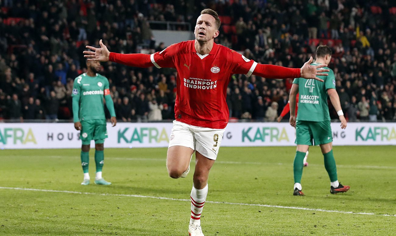 Luuk de Jong celebra un gol ante el Almere
