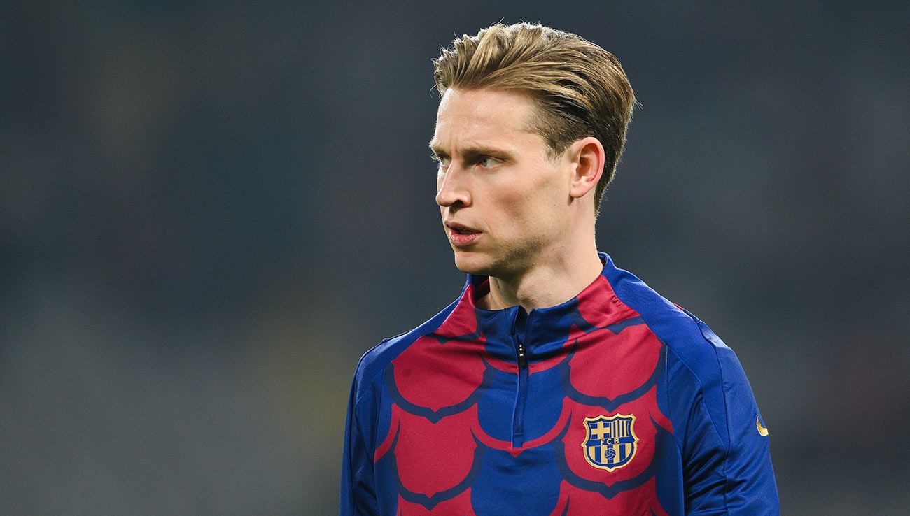 Frenkie De Jong en un calentamiento con el Barça