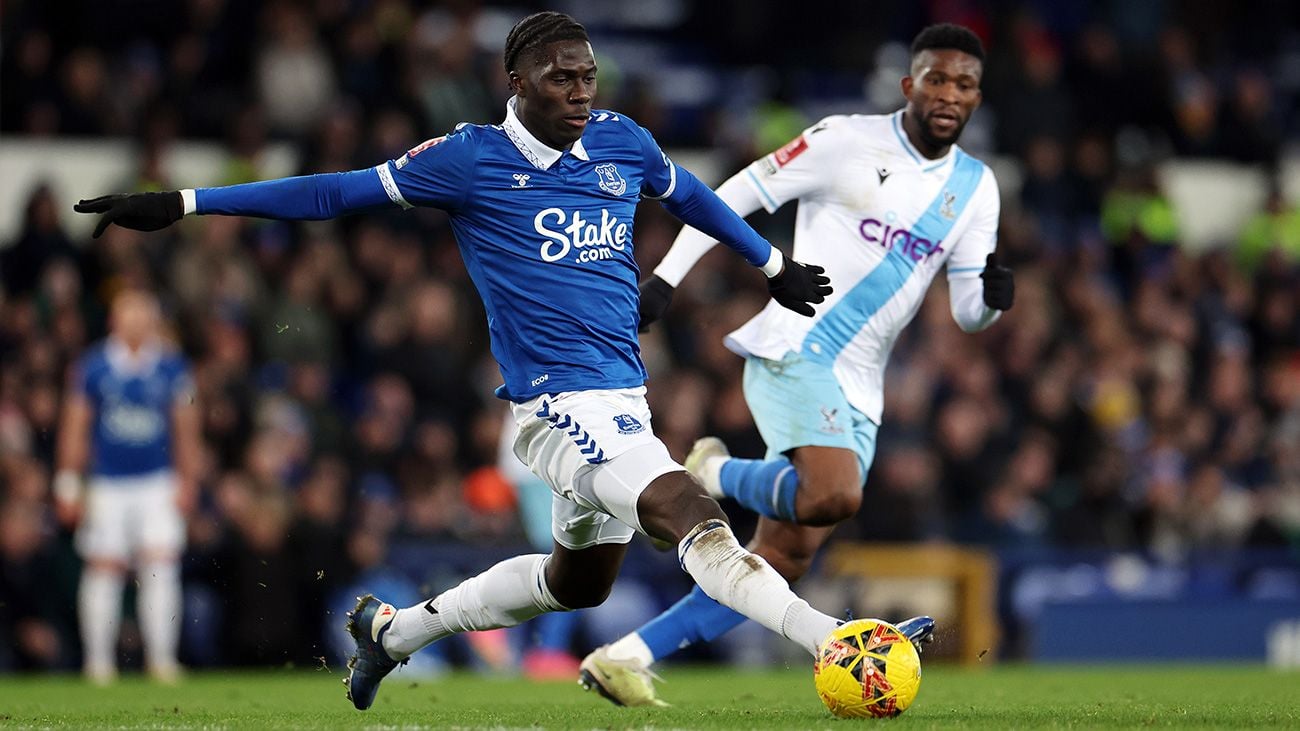 Amadou Onana en un partido con el Everton