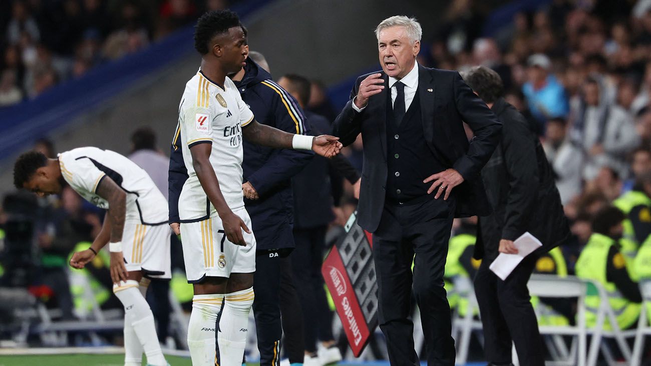 Carlo Ancelotti y Vinicius Jr. durante un partido del Real Madrid