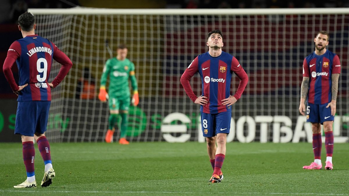 Los jugadores del FC Barcelona se lamentan en Montjuïc
