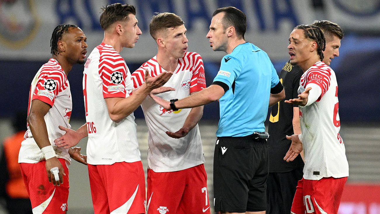 RB Leipzig players protesting referee Irfan Peljto