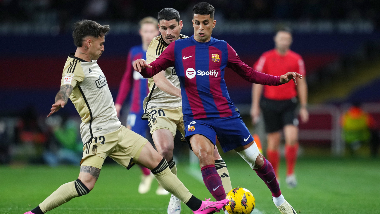 Joao Cancelo en una disputa de balón en el duelo entre el FC Barcelona y el Granada CF en LaLiga