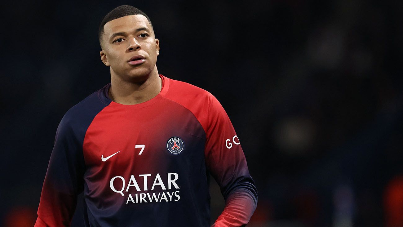 Kylian Mbappé in a warm-up with PSG