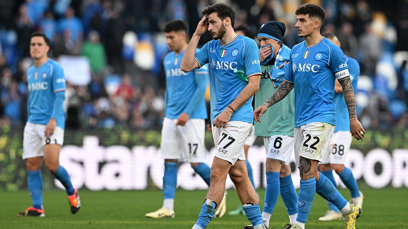 Jugadores del Napoli se lamentan tras empatar ante el Genoa