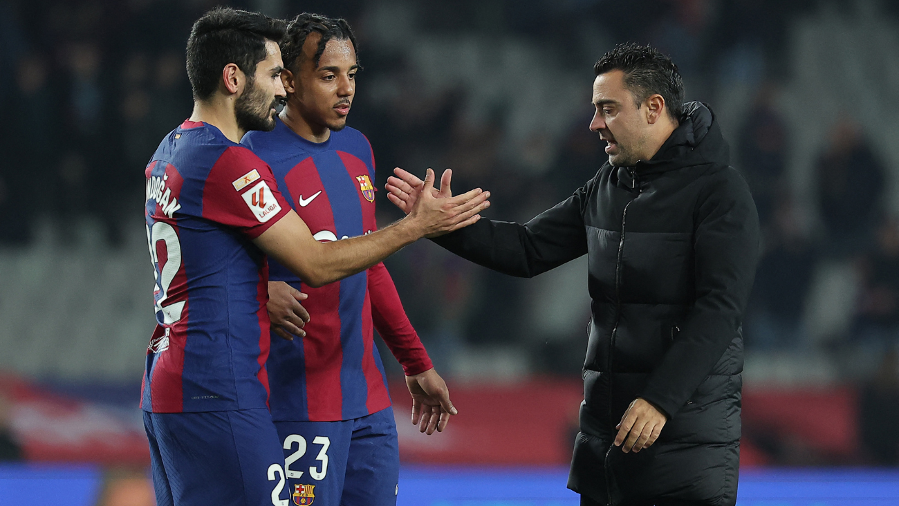 Ilkay Gündogan, Jules Koundé y Xavi Hernández en el duelo entre el FC Barcelona y el Atlético de Madrid en LaLiga