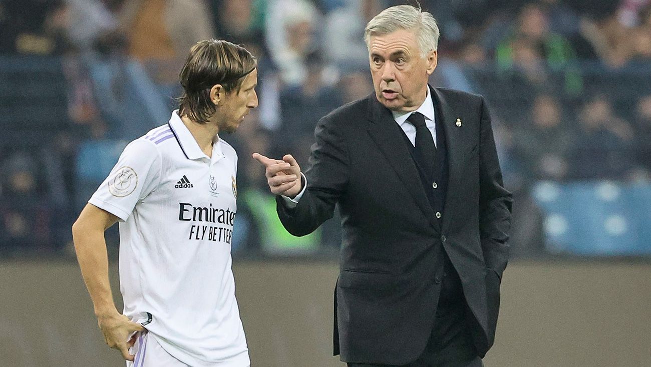 Carlo Ancelotti le habla a Luka Modric