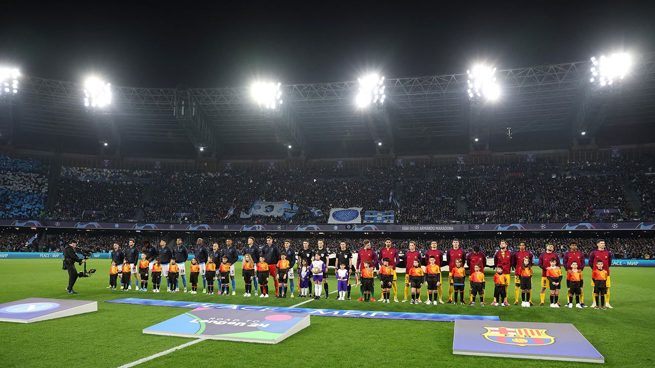 Jugadores del Nápoles y del Barça antes del partido en Italia