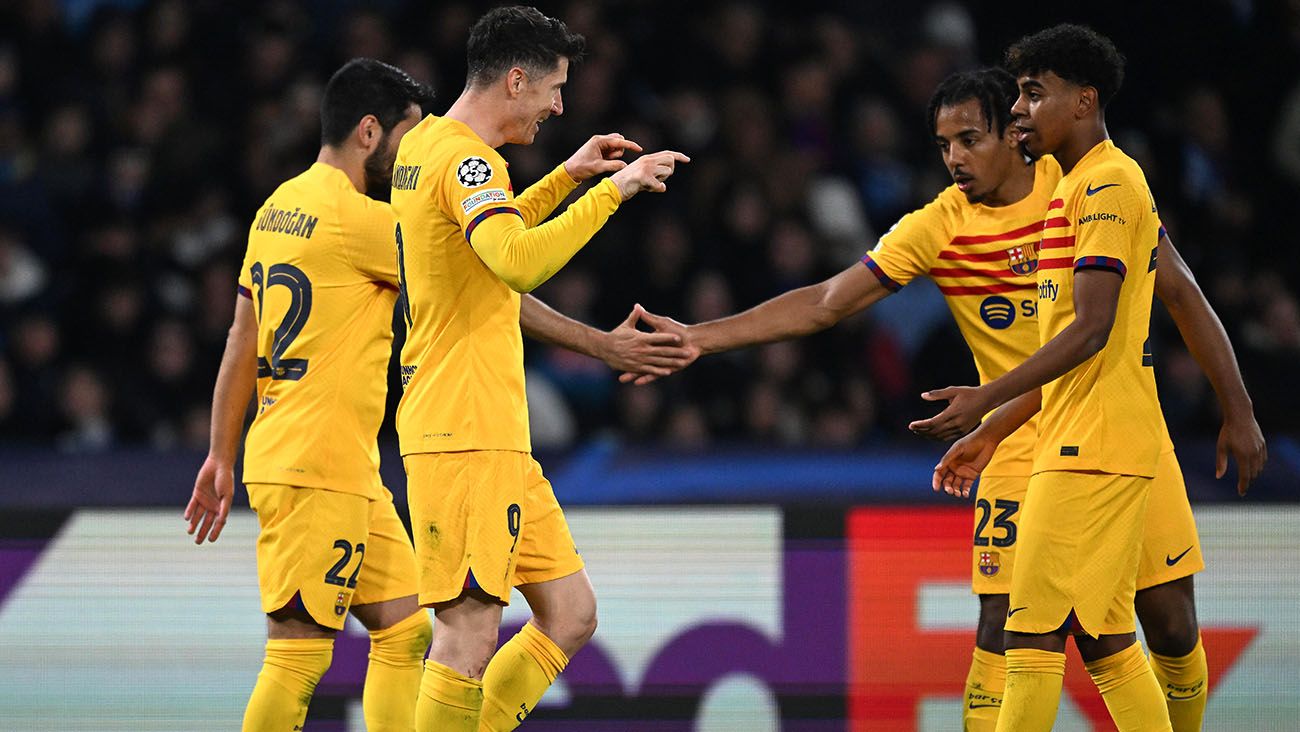 Lewandowski celebrating his goal against Naples with Koundé and Lamine