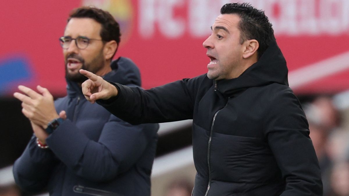 Xavi da una indicación en un Barça vs Getafe