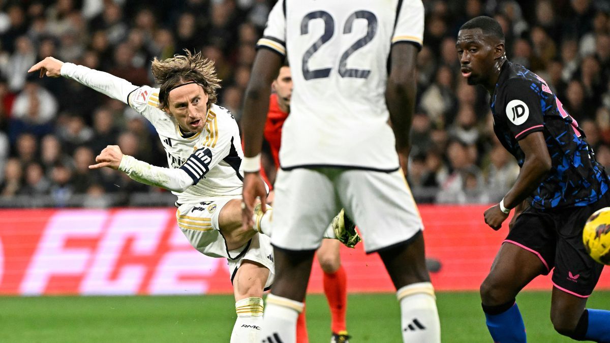 Luka Modric remata para anotar su gol contra el Sevilla