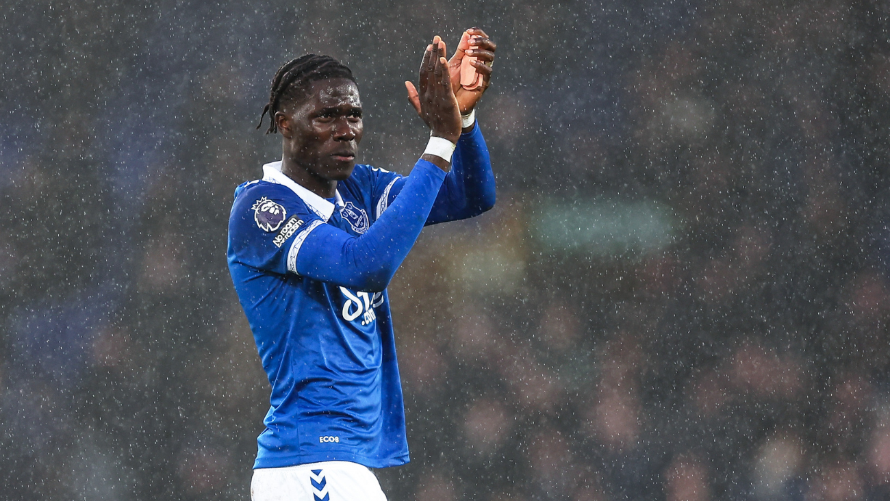 Amadou Onana con el Everton en el duelo ante el Aston Villa en la Premier League