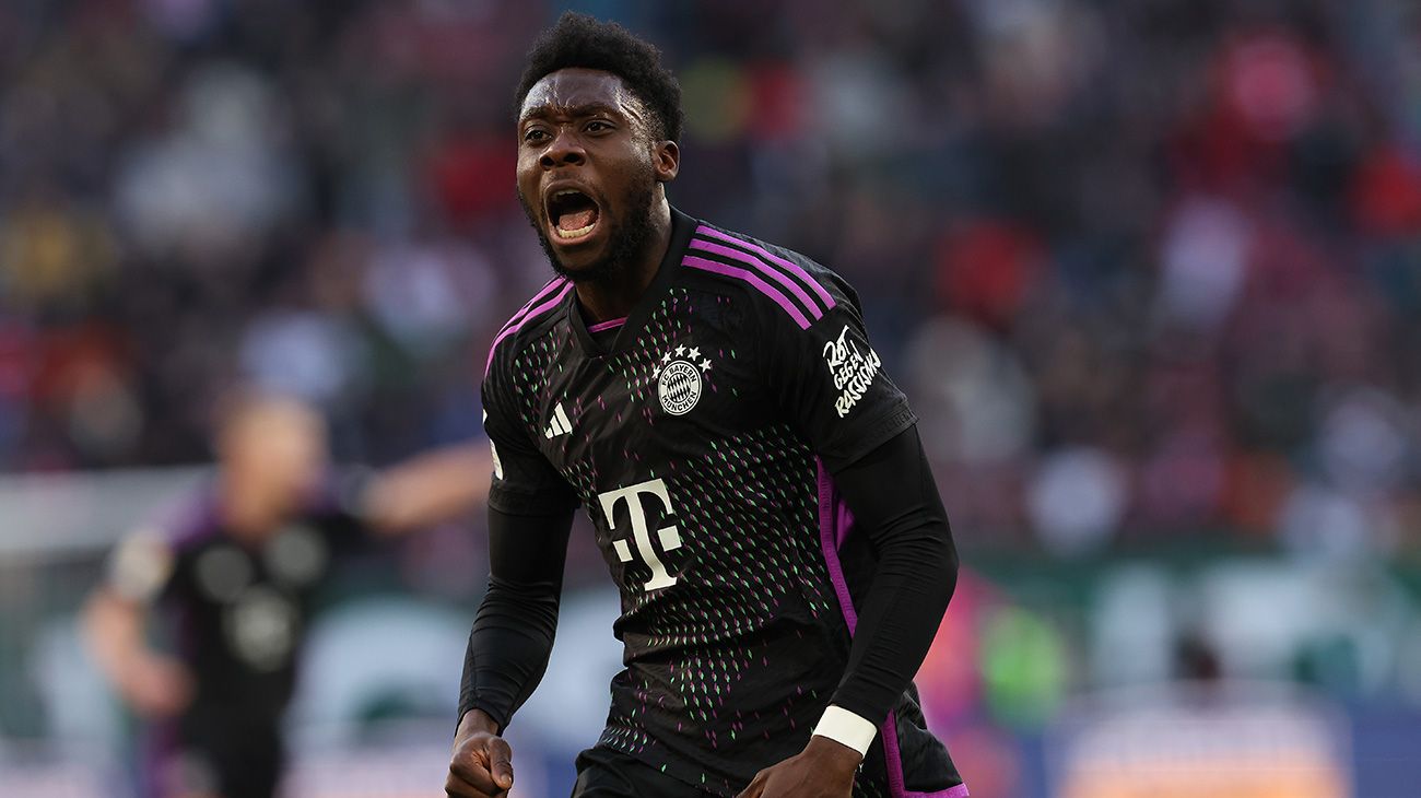 Alphonso Davies en un partido de Bundesliga