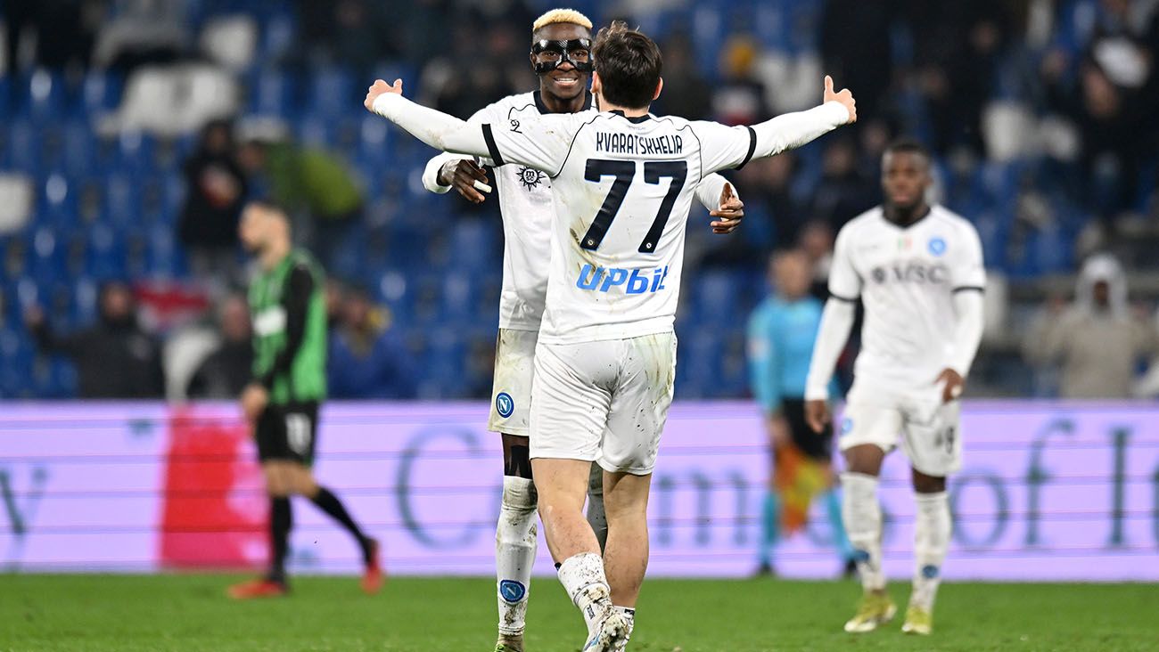 Victor Osimhen and Khvicha Kvaratskhelia celebrating one of Napoli's goals against Sassuolo (1-6)