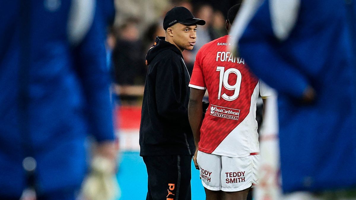 Mbappé habla con Fofana en el Estadio Luis II tras el Mónaco vs PSG