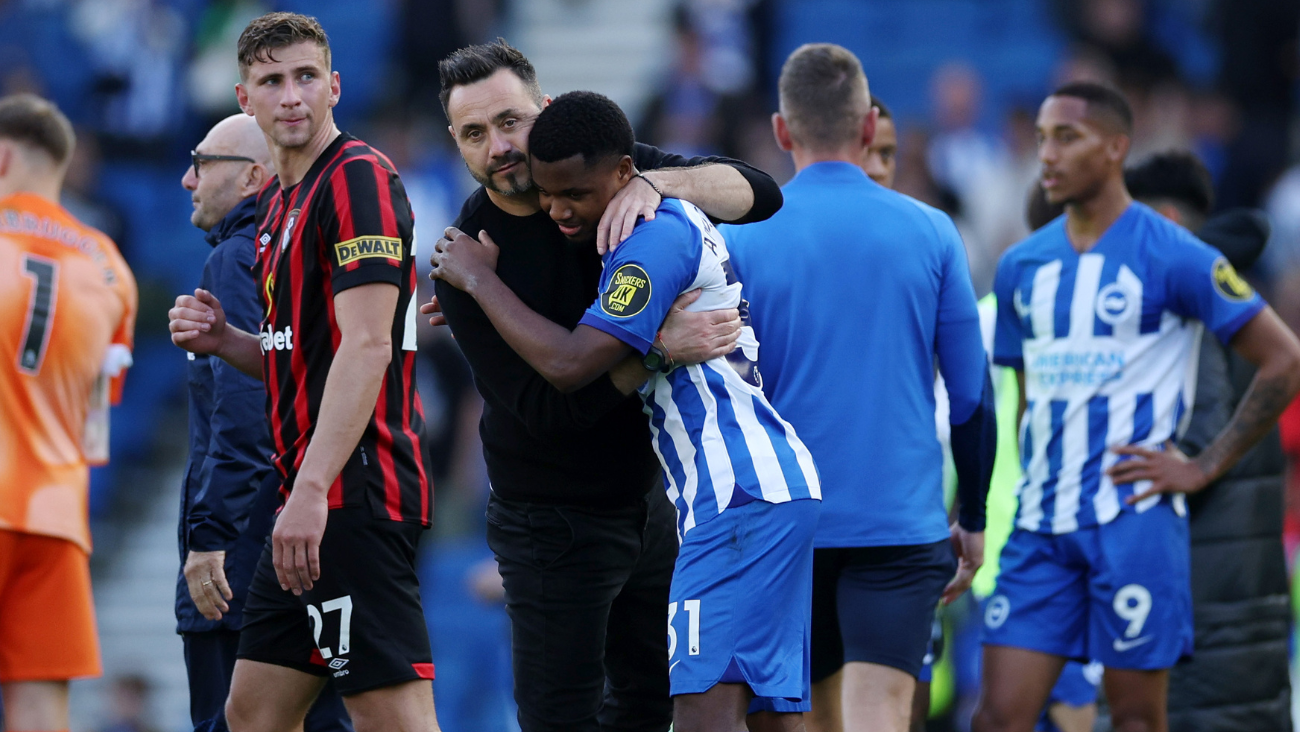 Roberto de Zerbi abraza a Ansu Fati en el final del duelo entre el Brighton y el AFC Bornemouth en la Premier League