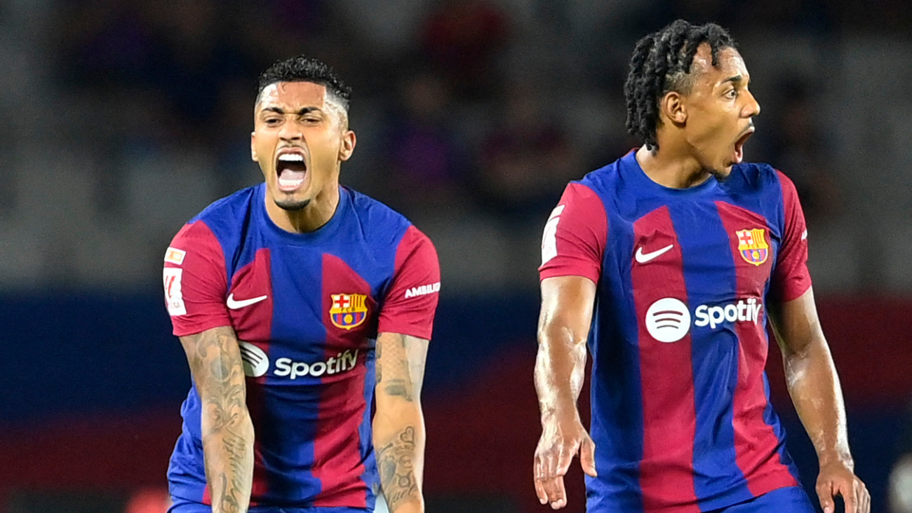 Raphinha y Jules Koundé en el duelo entre el FC Barcelona y el Sevilla en LaLiga
