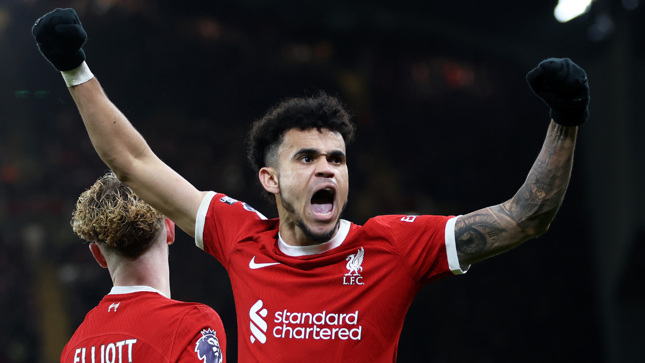 Luis Díaz y Harvey Eliott en el duelo entre el Liverpool y el Luton Town en la Premier League