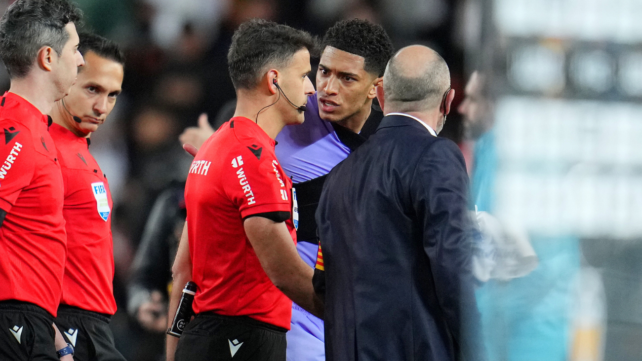 Jude Bellingham en el duelo entre el Valencia CF y el Real Madrid reclamando una acción a Jesús Gil Manzano