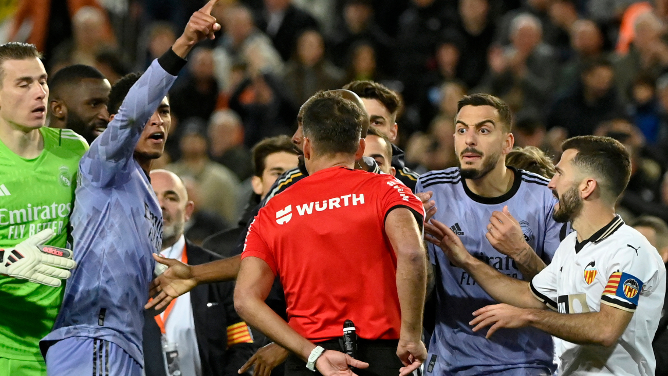 Jesús Gil Manzano siendo abordado por varios jugadores del Real Madrid en el duelo entre los merengues y el Valencia CF en LaLiga