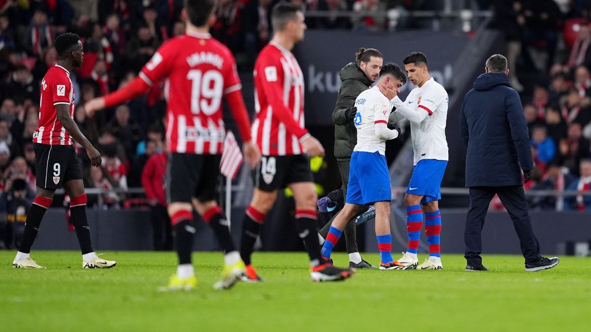 Joao Cancelo consuela a Pedri tras ser sustituido en el Athletic vs Barça