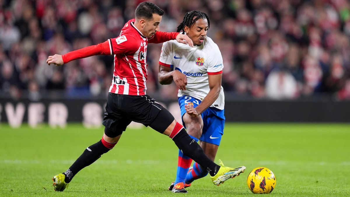 Jules Koundé en una disputa del balón en San Mamés