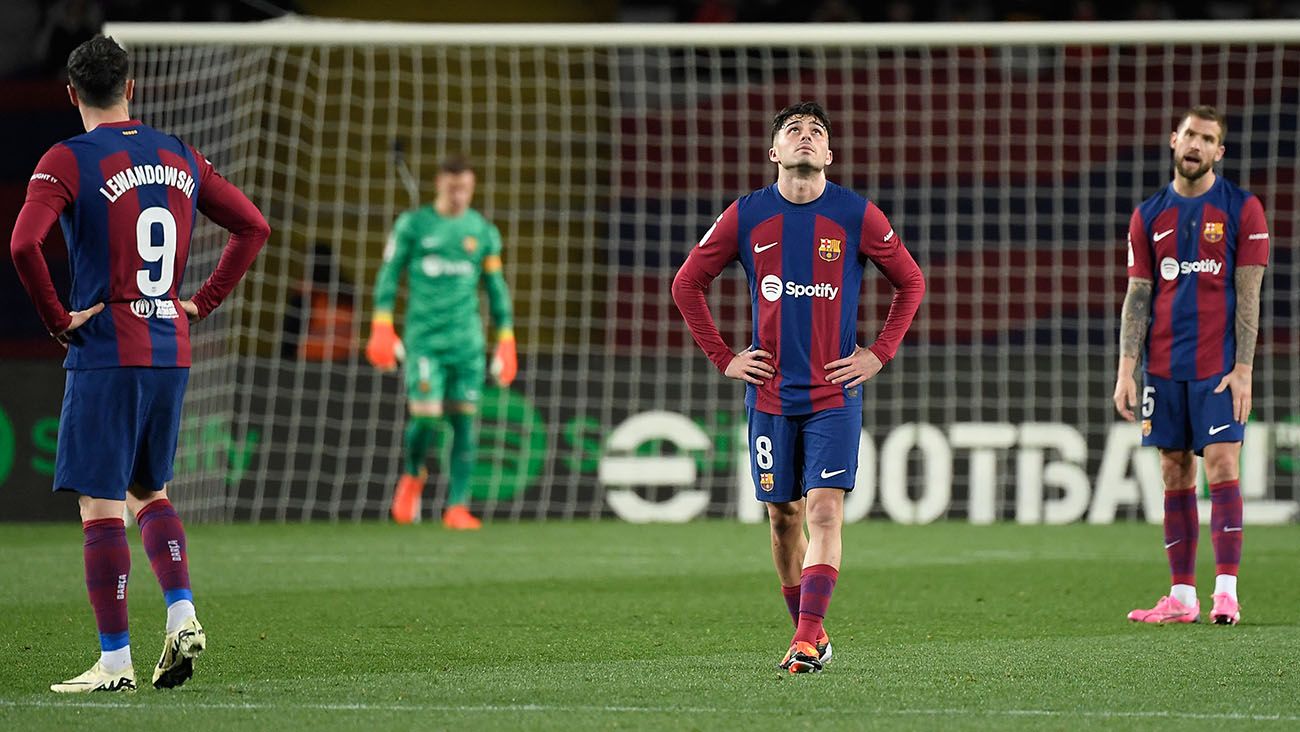 Jugadores del Barça se lamentan tras un gol encajado