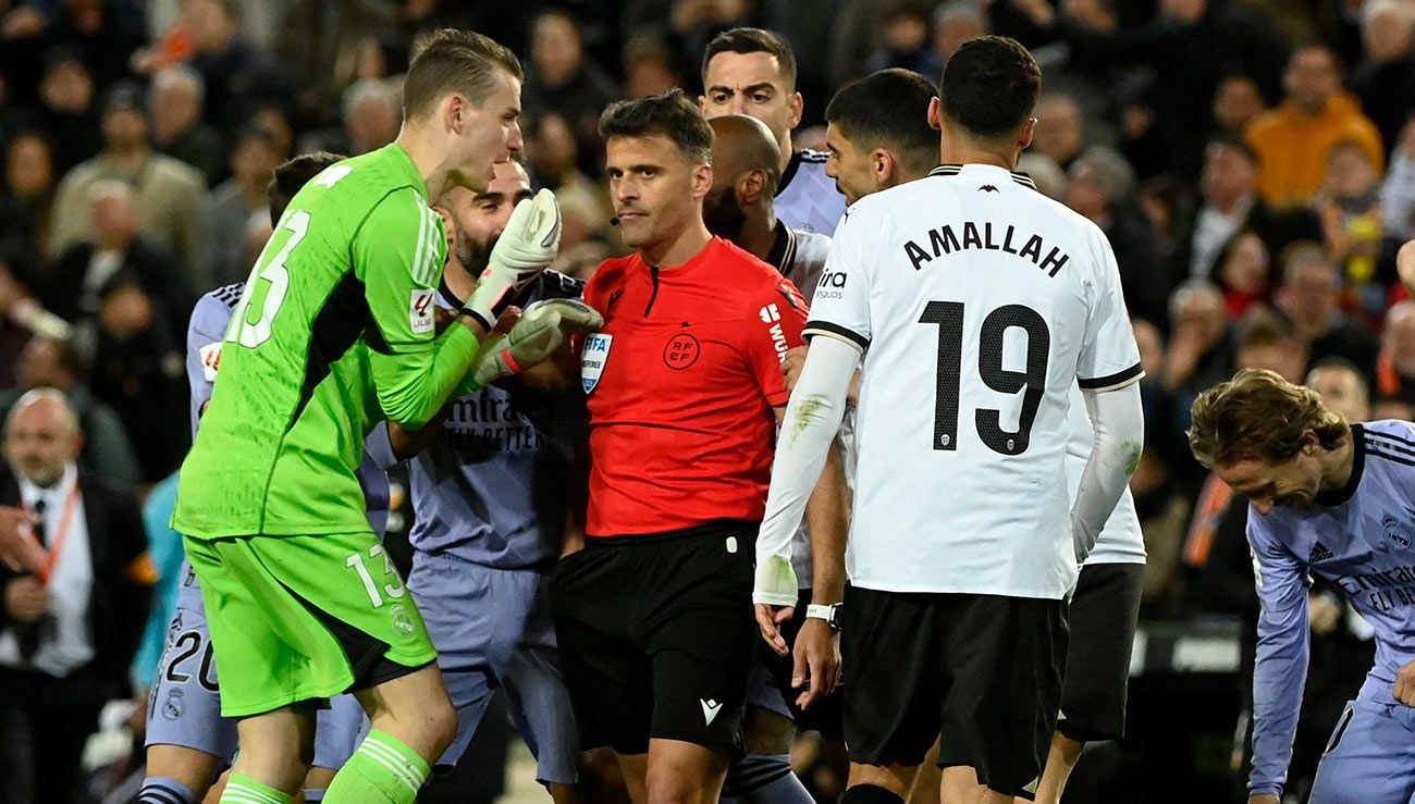 Lunin protesta a Gil Manzano tras el Valencia-Madrid