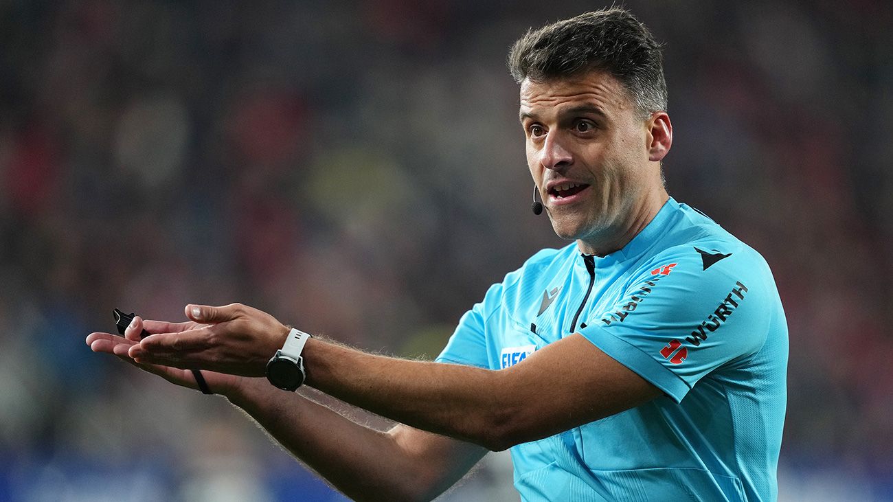 Gil Manzano dirigiendo un partido