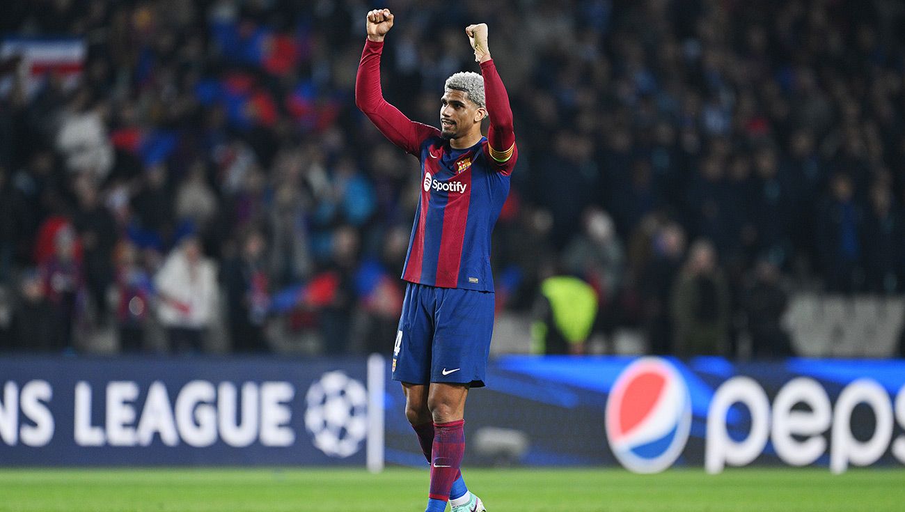 Ronald Araújo celebrando con la afición del Barça