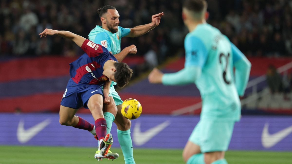 Pau Cubarsí en la pugna por un balón con Muriqi