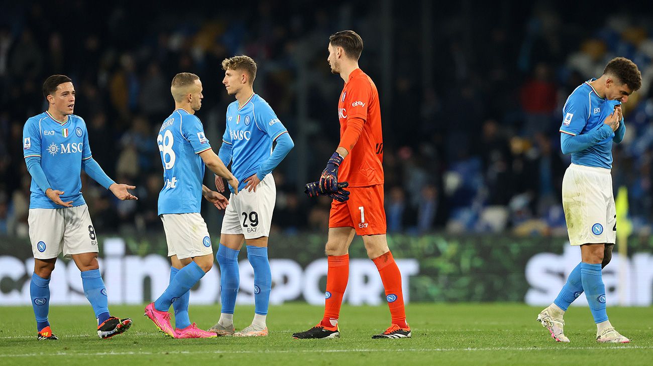 Los jugadores del Nápoles se lamentan