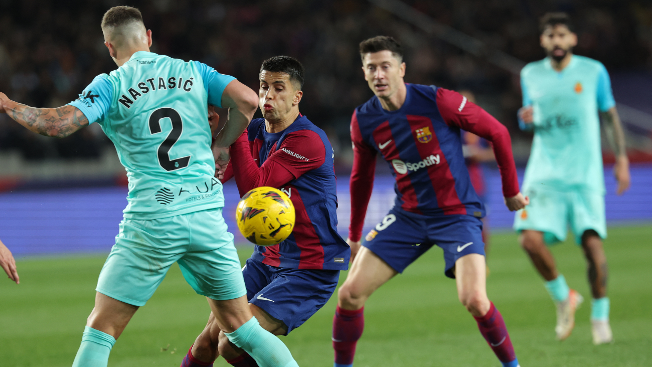 Joao Cancelo y Robert Lewandowski en el duelo entre el FC Barcelona y el RCD Mallorca en LaLiga