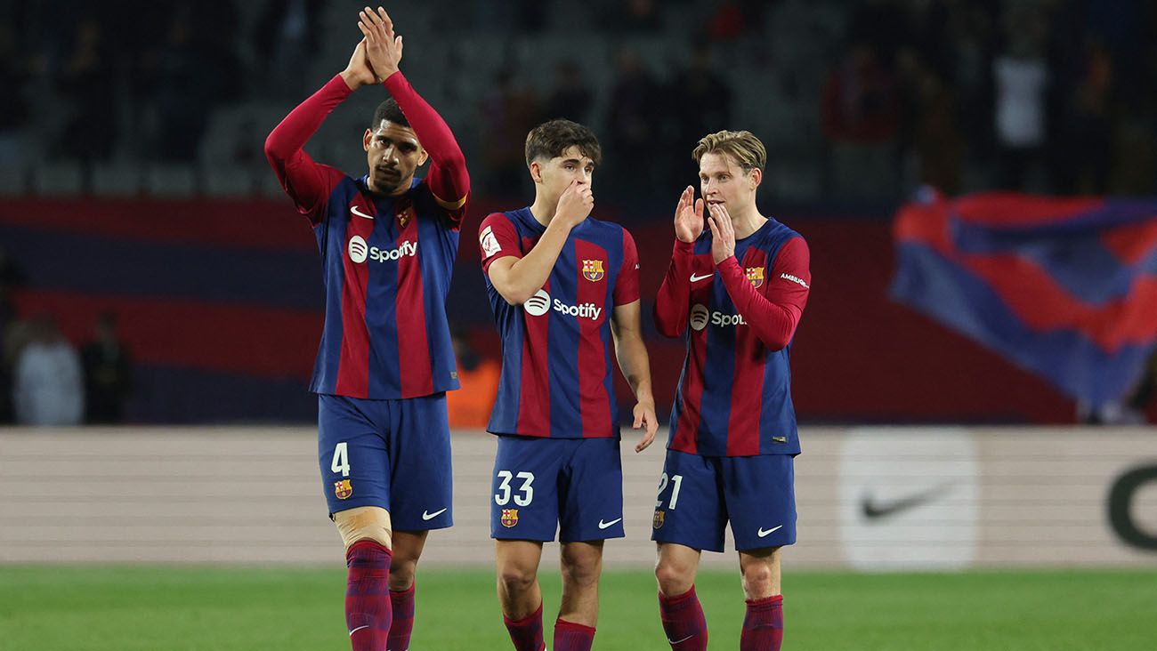 Ronald Araújo, Pau Cubarsí y Frenkie de Jong tras un partido del Barça
