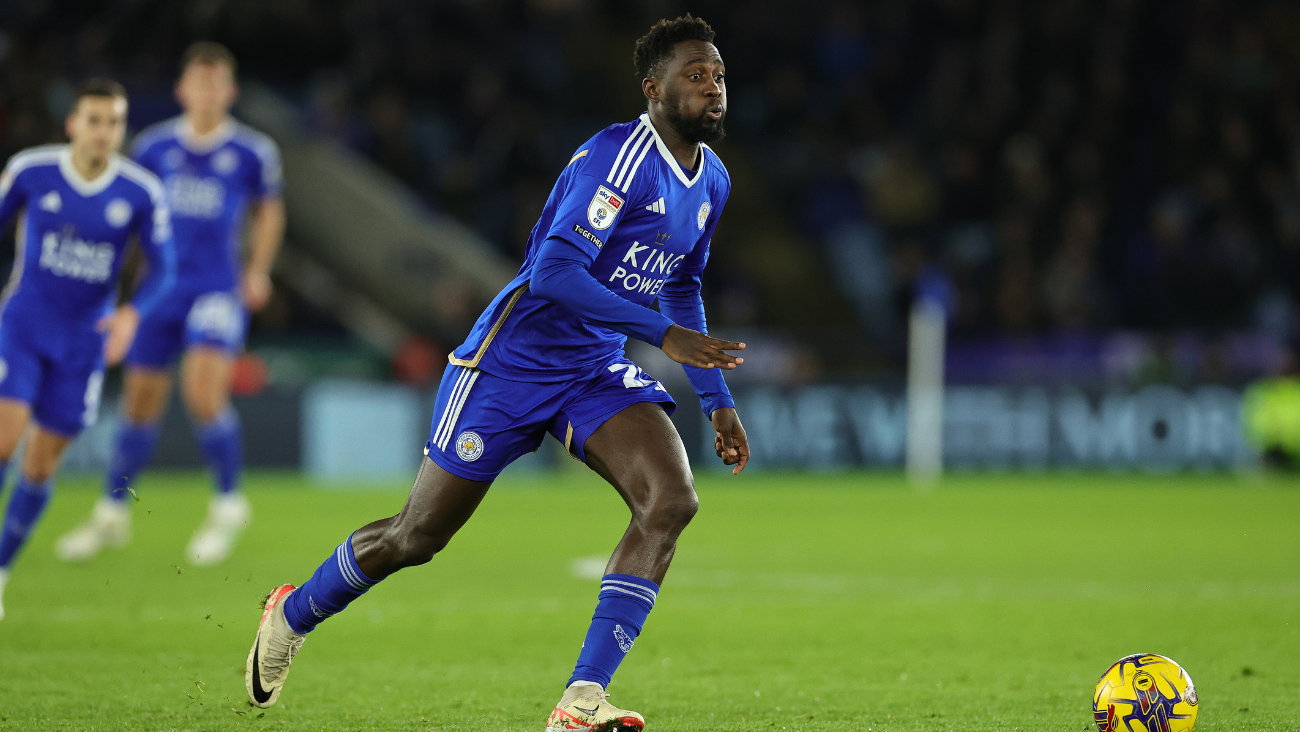 Wilfred Ndidi en el duelo entre el Leicester City y el Millwall en el Championship