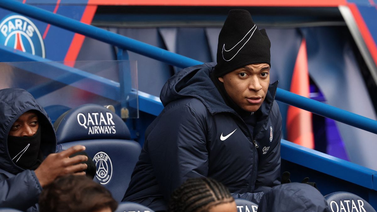 Kylian Mbappé en el banco de suplentes del Parque de los Príncipes