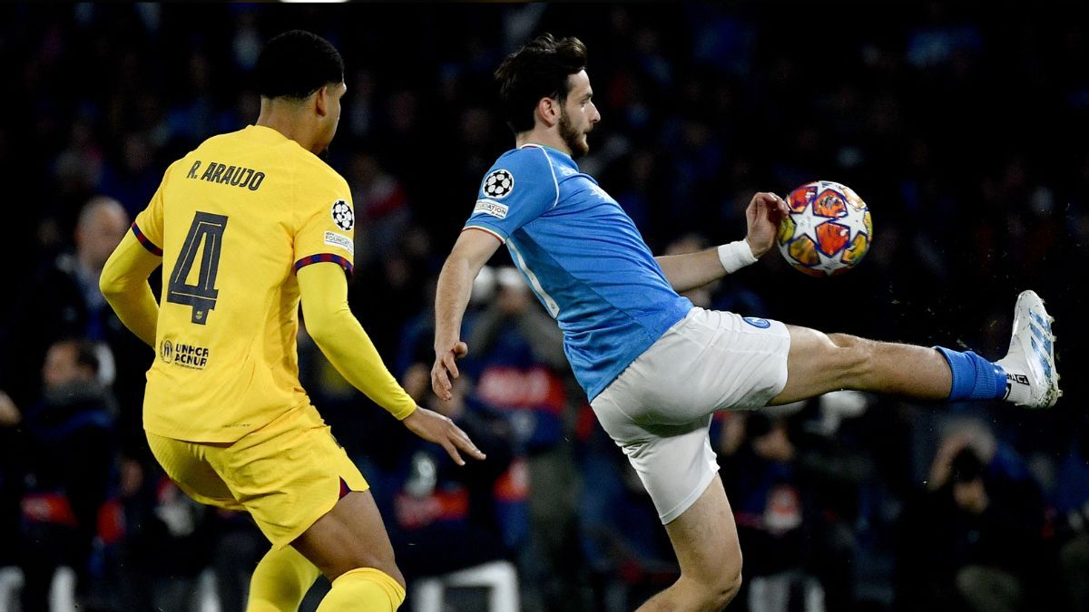 Araújo vigila a Khvicha Kvaratskhelia en la Champions